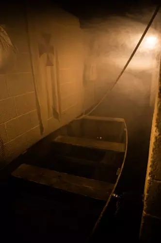 une barque qui navigue