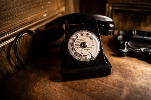 un téléphone vieux