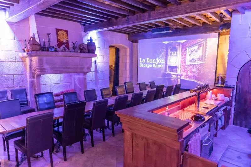 La taverne en ambiance lumineuse de soirée avec l'écran baissé