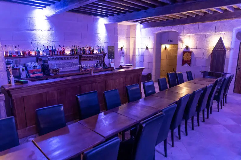 La taverne et son comptoir en ambiance lumineuse de soirée